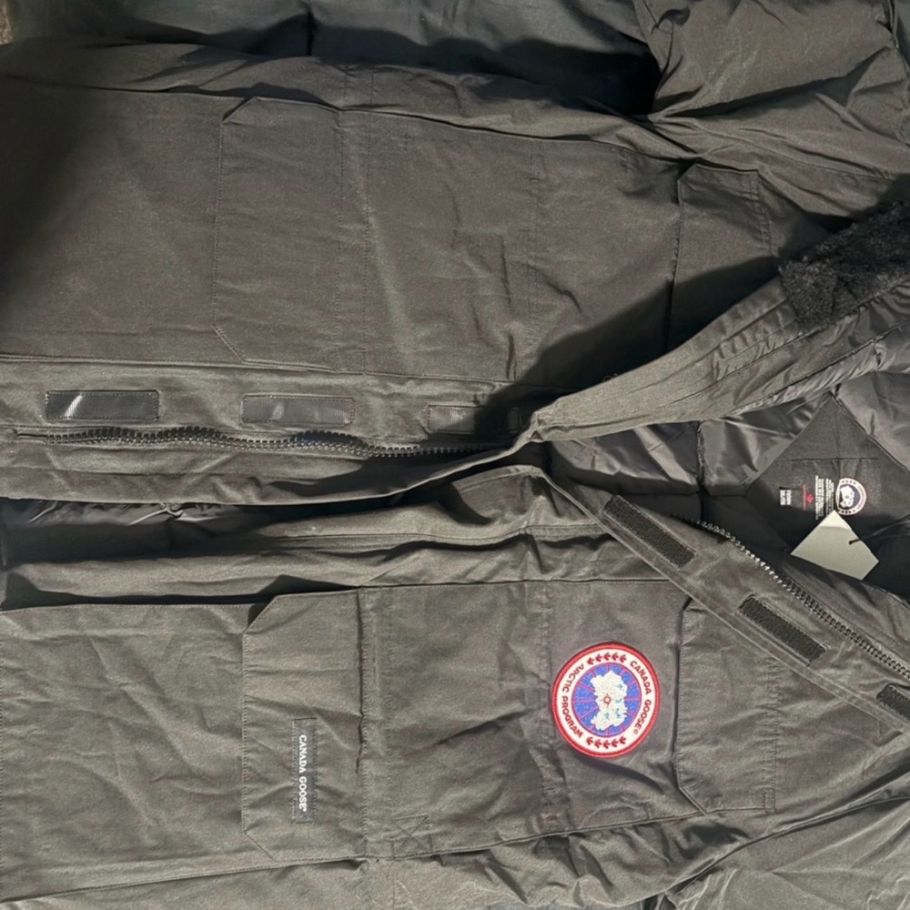 Canada Goose Men's Black Puffer Jacket - Picture 7 of 8